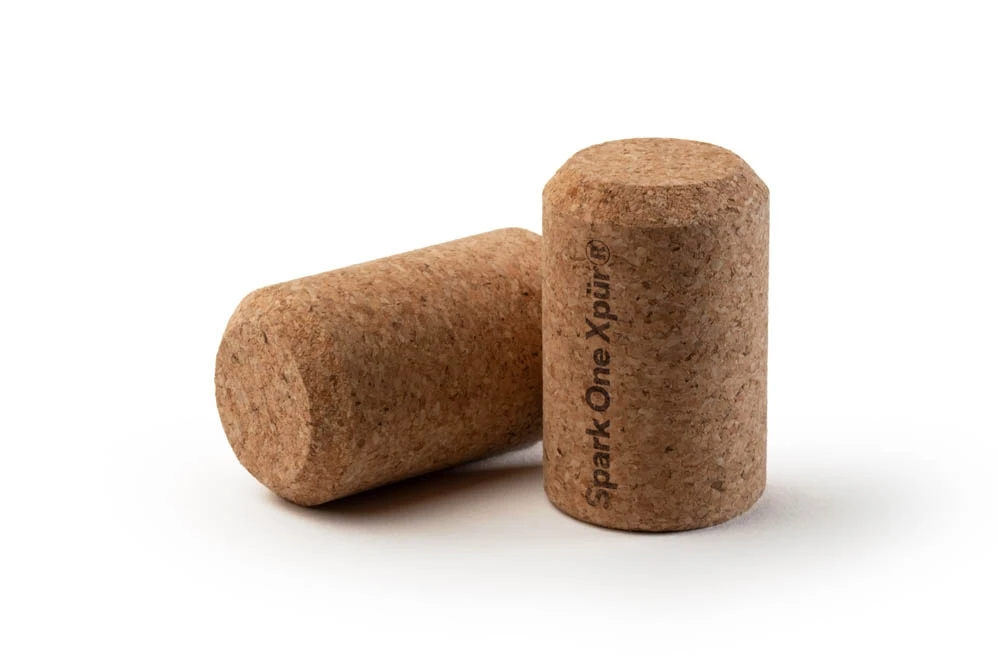 Close-up of Amorim's Spark One XPUR natural cork stopper, designed for sparkling wines, featuring a smooth texture and robust structure for optimal pressure retention and flavour preservation.